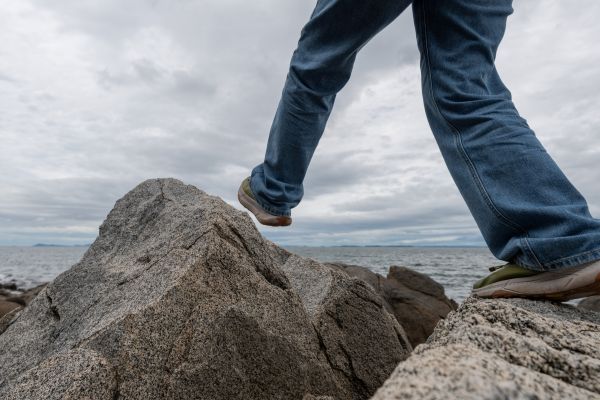 自発性:一歩踏み出す足、または電球アイコン(アイデアが閃いた感じ)。